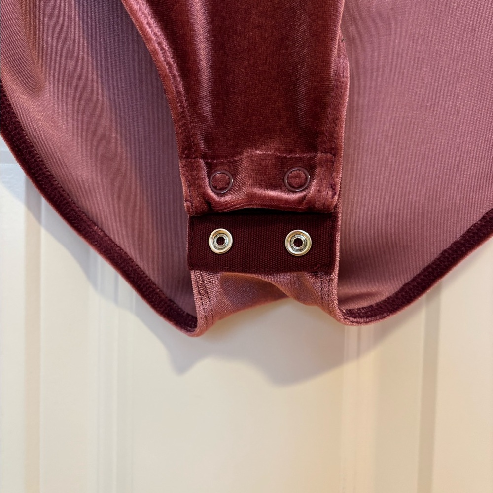 Elegant Velvet Bodysuit in Rich Burgundy - Picture 5 of 6